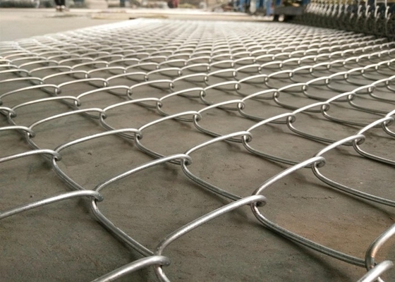 Cerca galvanizada sumergida caliente Mesh de la alambrada 2.0-4.8m m para el campo de deporte