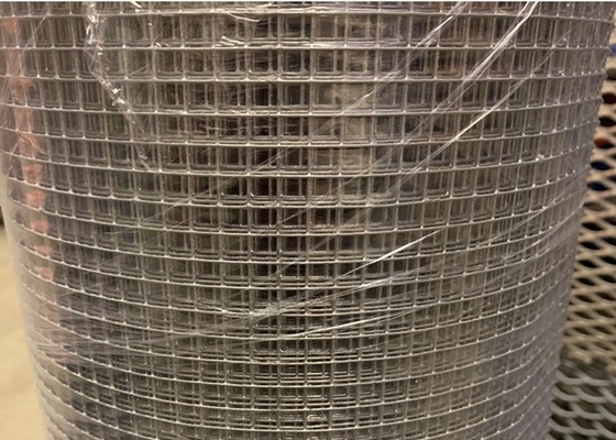 Alambre soldado con autógena galvanizado Mesh Rolls 3/8&quot; X 3/8&quot; cerca de perímetro de apertura de la construcción