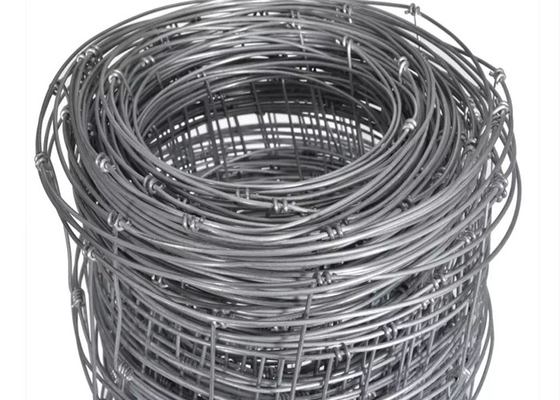 El electro de la protección galvanizó el ganado de acero cerca, cerca de los ciervos/de alambre del prado