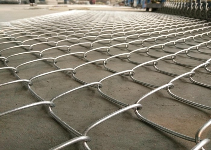Cerca galvanizada sumergida caliente Mesh de la alambrada 2.0-4.8m m para el campo de deporte