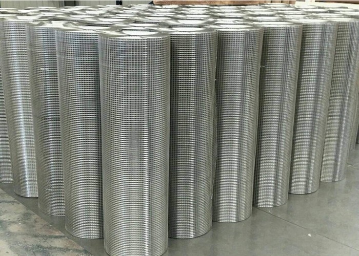 Alambre soldado con autógena galvanizado Mesh Rolls 3/8&quot; X 3/8&quot; cerca de perímetro de apertura de la construcción